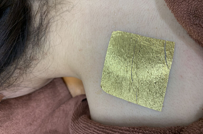 金箔肩